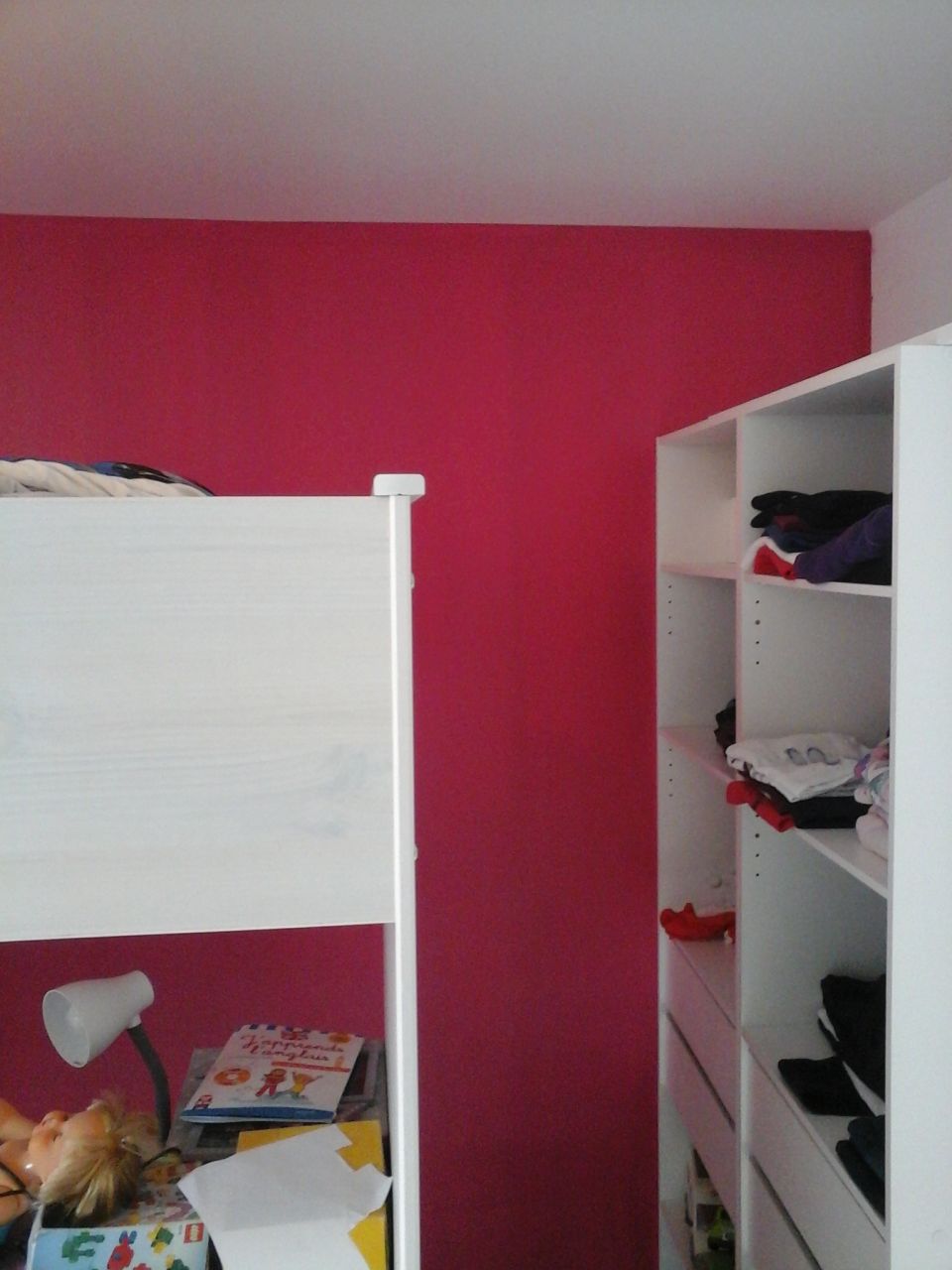 1er couche peinture rose chambre de océane, les 3 autres murs seront en gris