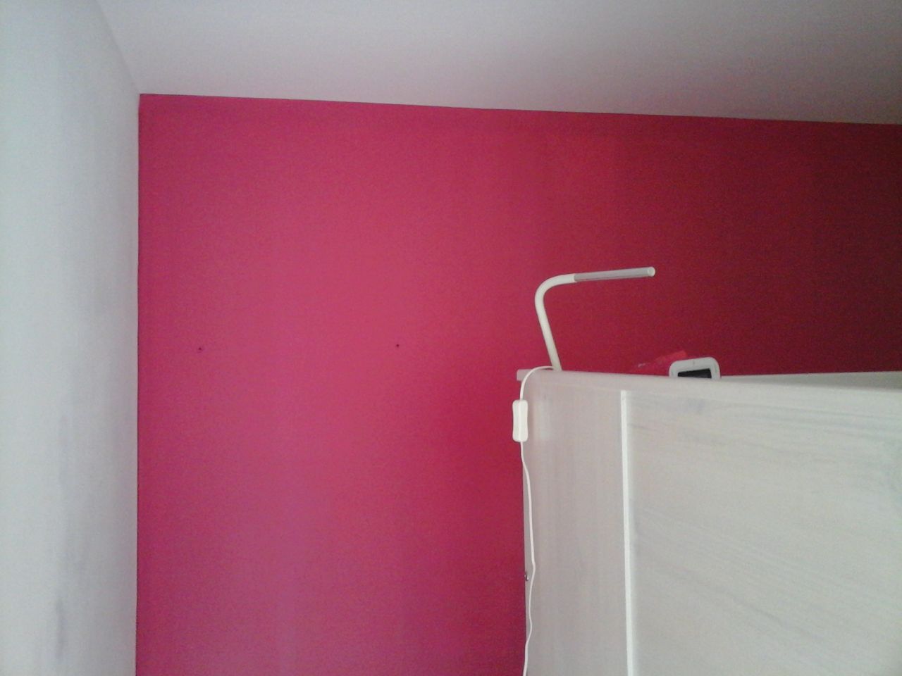 1er couche peinture rose chambre de océane, les 3 autres murs seront en gris