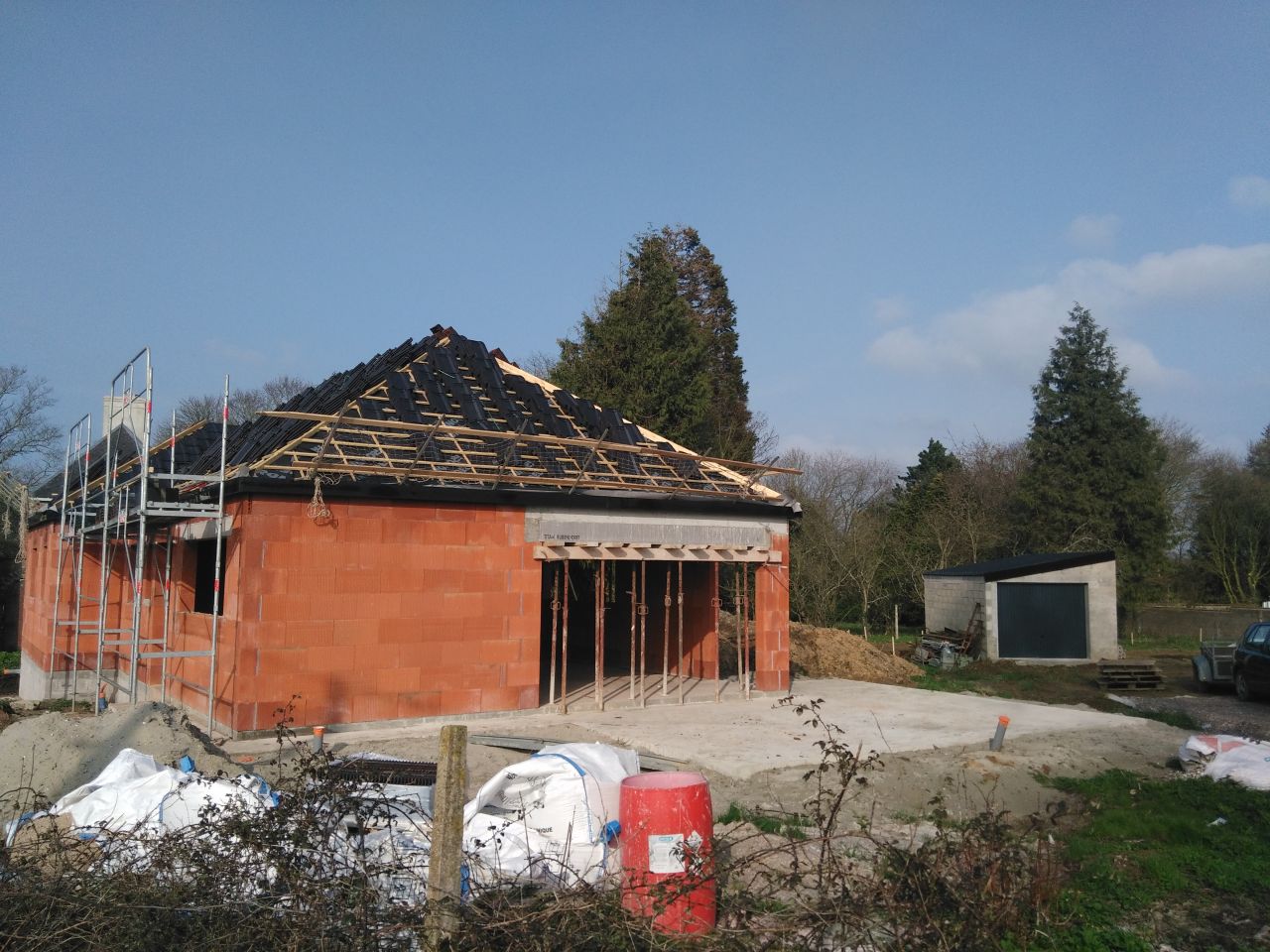 Tuiles en place pour installation.