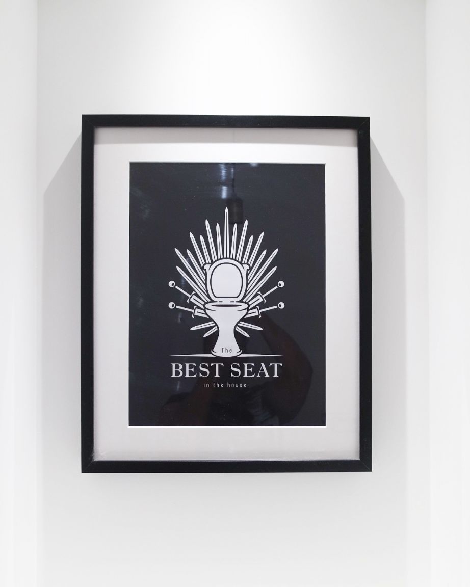 Décoration dans la niche au-dessus des toilettes