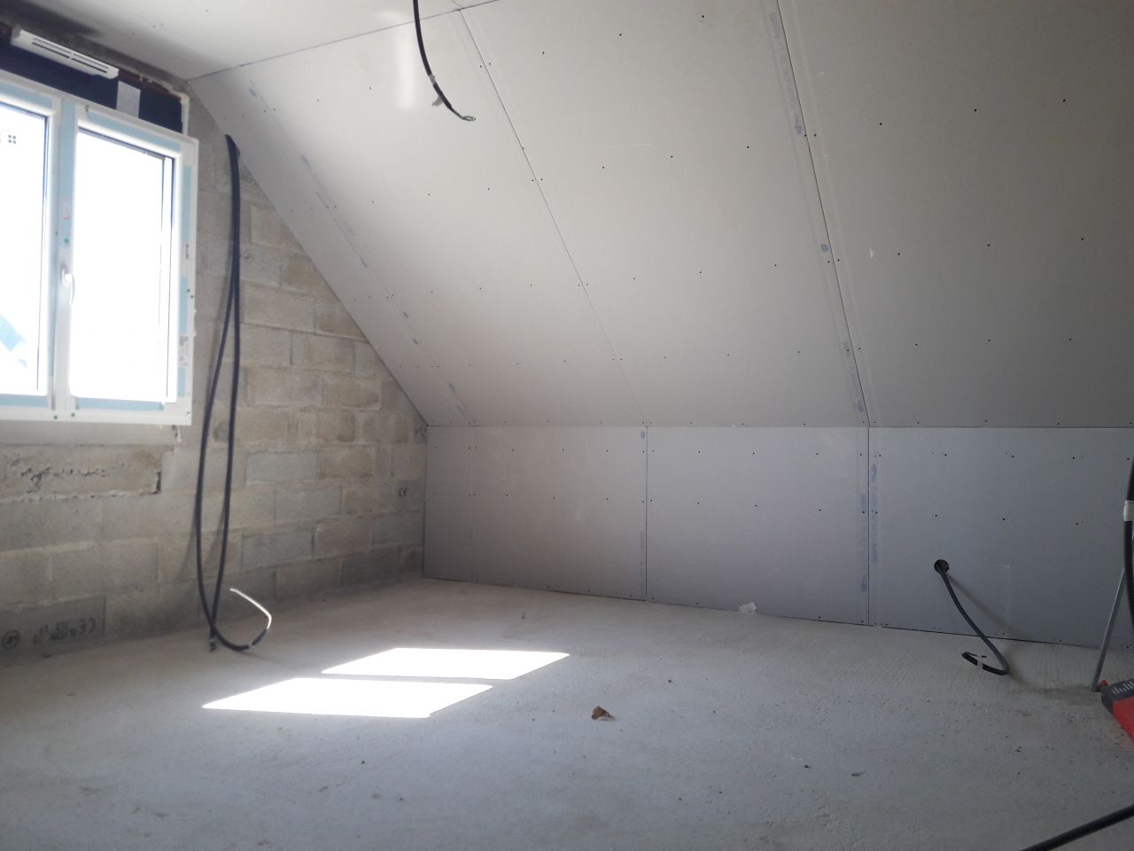 Chambre au dessus du garage. Isolation à finir pour le mur du pignon. Le reste est terminé.