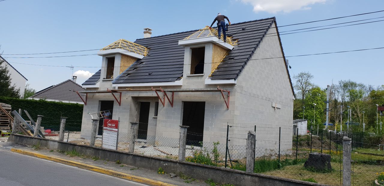 achèvement de la toiture... et pose de la cheminée et du conduit