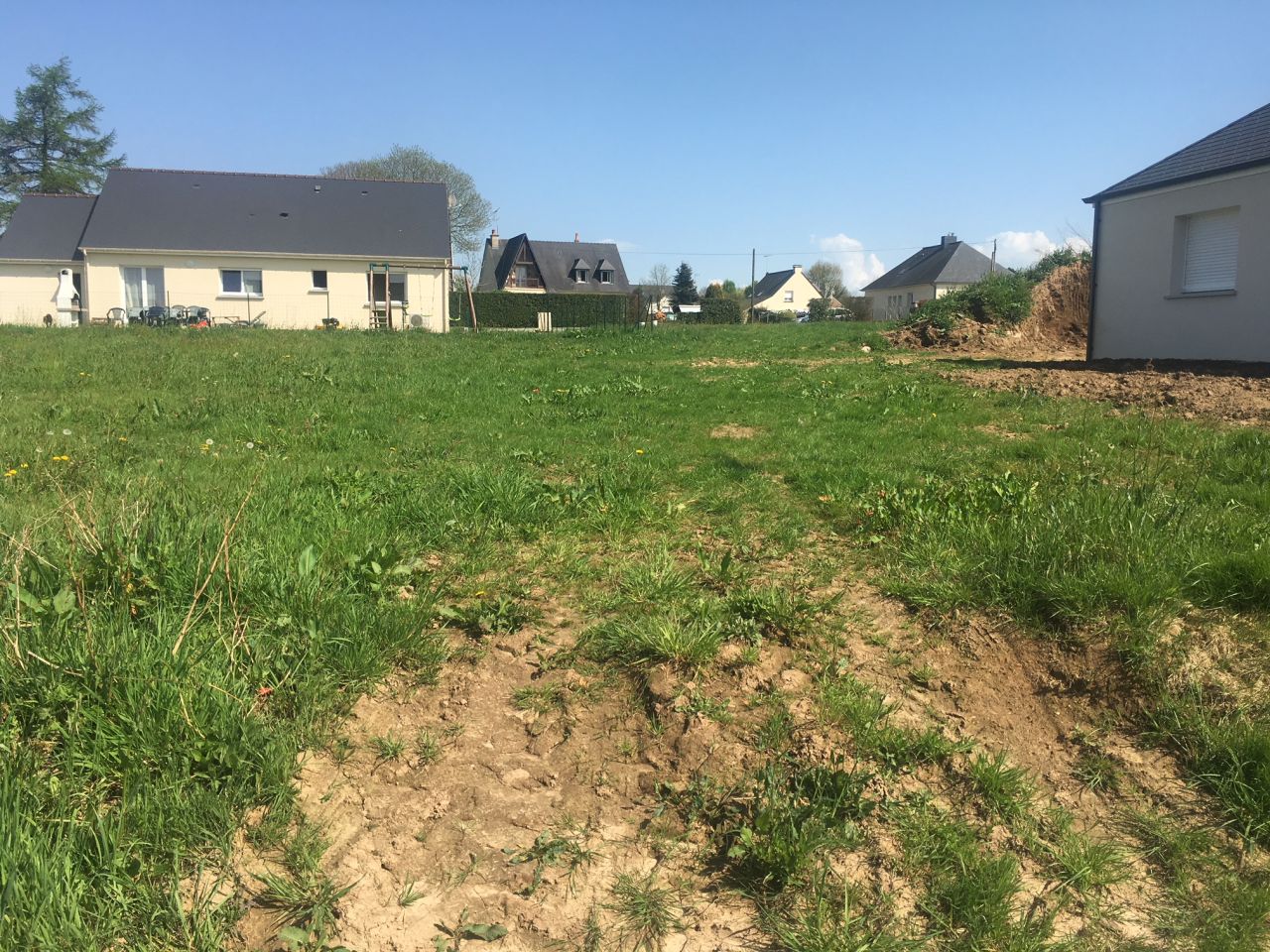 Un bout de notre terrain. Il va jusqu'au début de la partie en 'terre' de la maison à droite