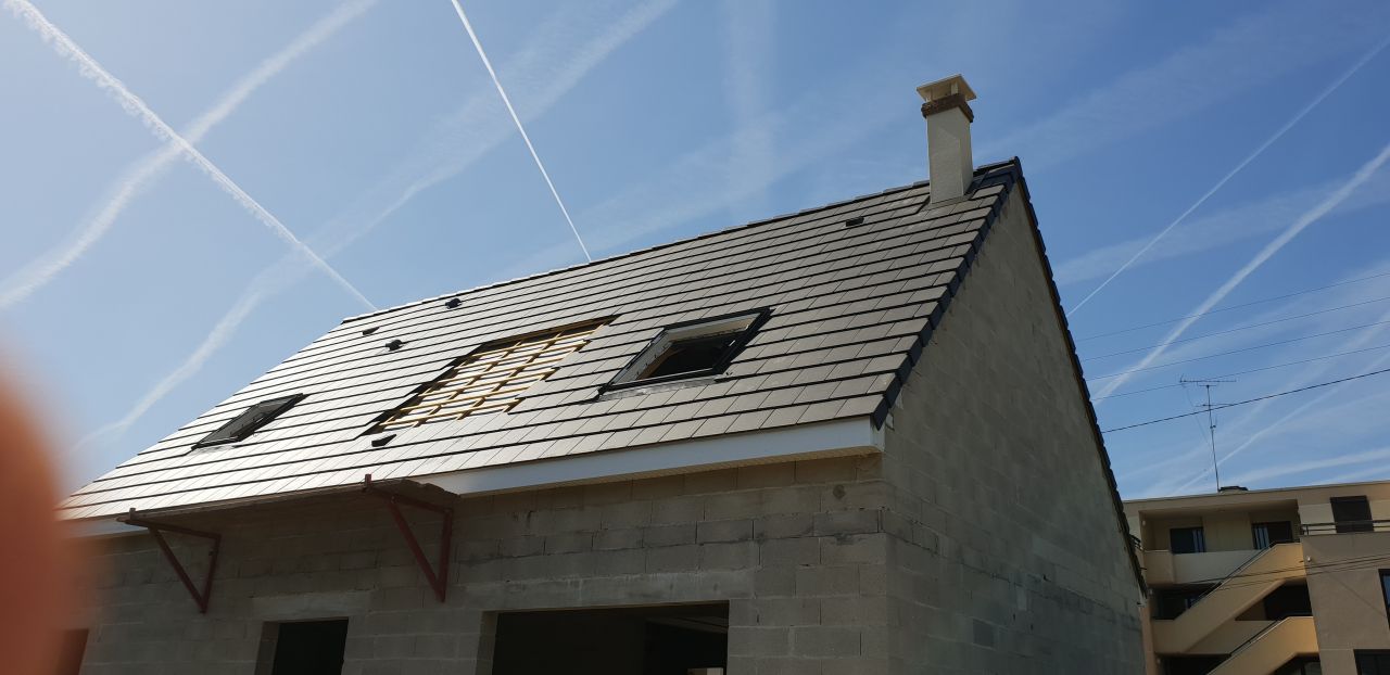 vu arriére de la maison ( velux posé à l'étage et emplacement des panneaux photovoltaïques visible entre les deux)