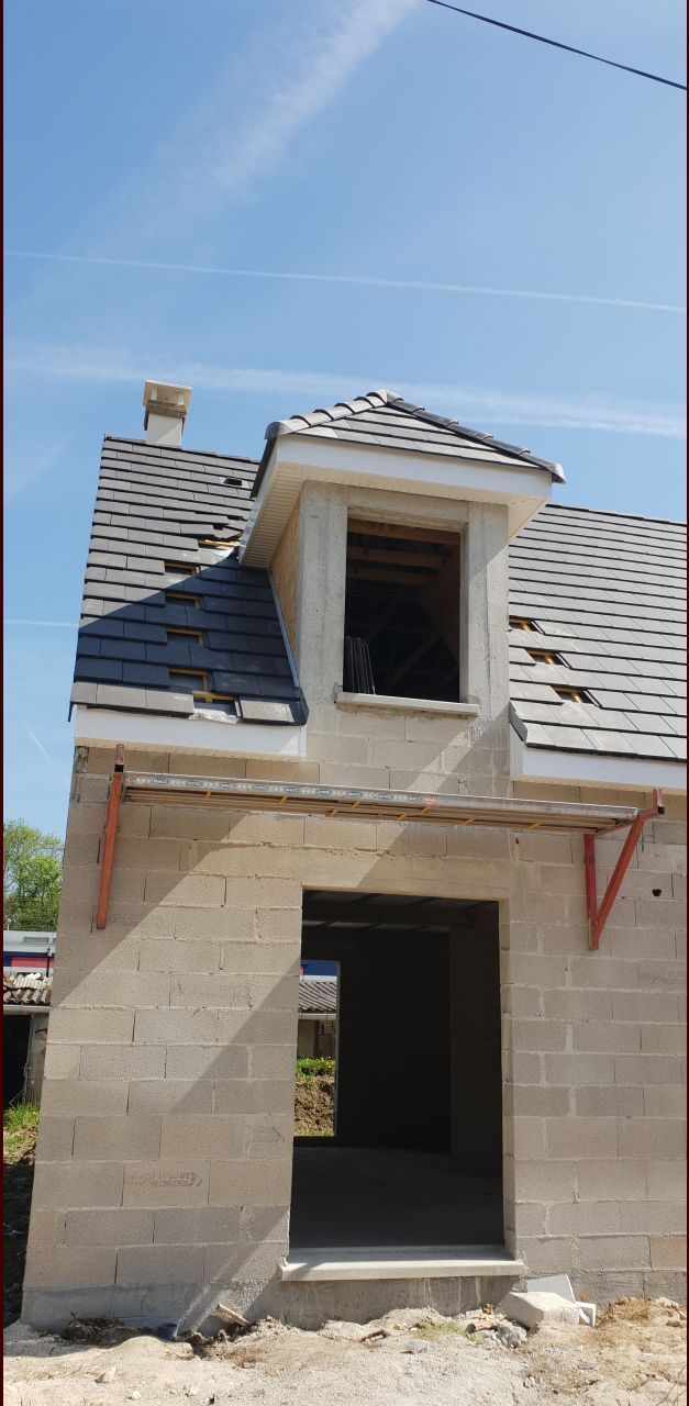 vu de la fenêtre en façade avec sa couverture en tuiles fini..