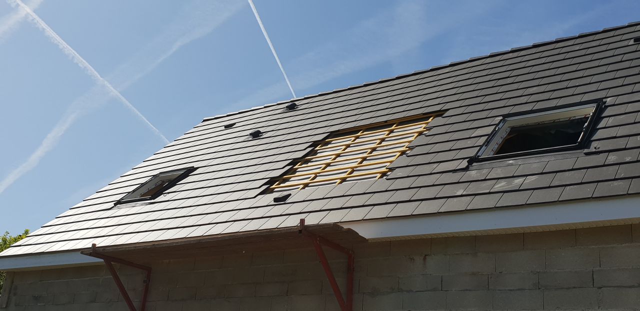 vu arriére de la maison ( velux posé à l'étage et emplacement des panneaux photovoltaïques visible entre les deux)
