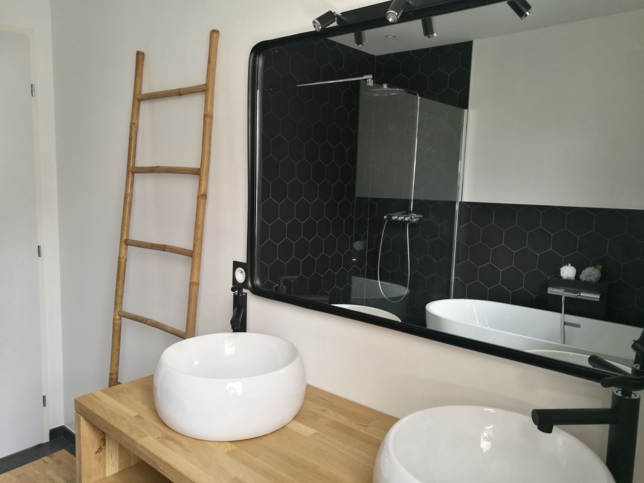 Conception du meuble (découpe des planches de chêne selon notre dessin, assemblage par chevilles en bois) + Mise en place du miroir et installation des vasques et robinets.
