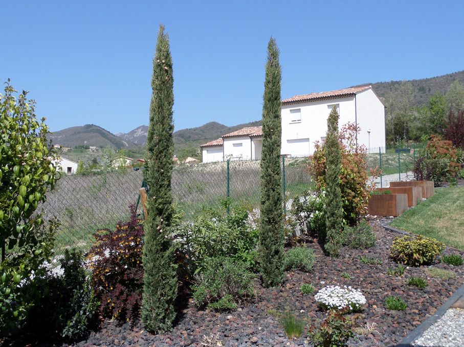 Après la tonte, un petit aperçu du jardin