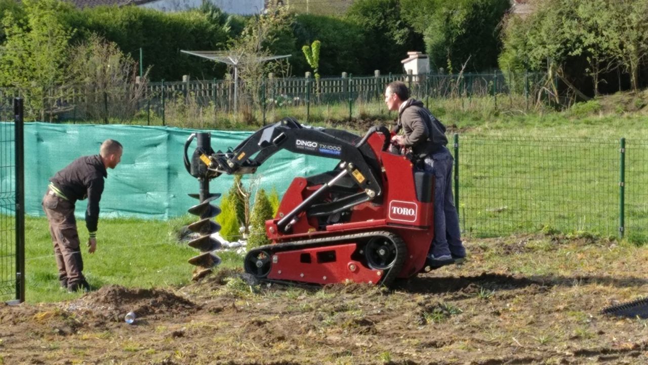 Pose de la clôture en cours par Clotures et Portails du Douaisis