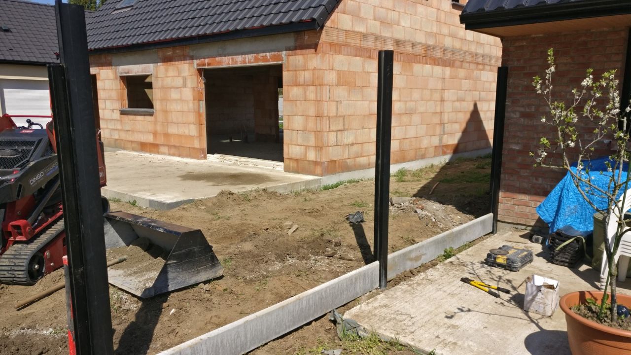 Pose de la palissade alu en cours par Clotures et Portails du Douaisis