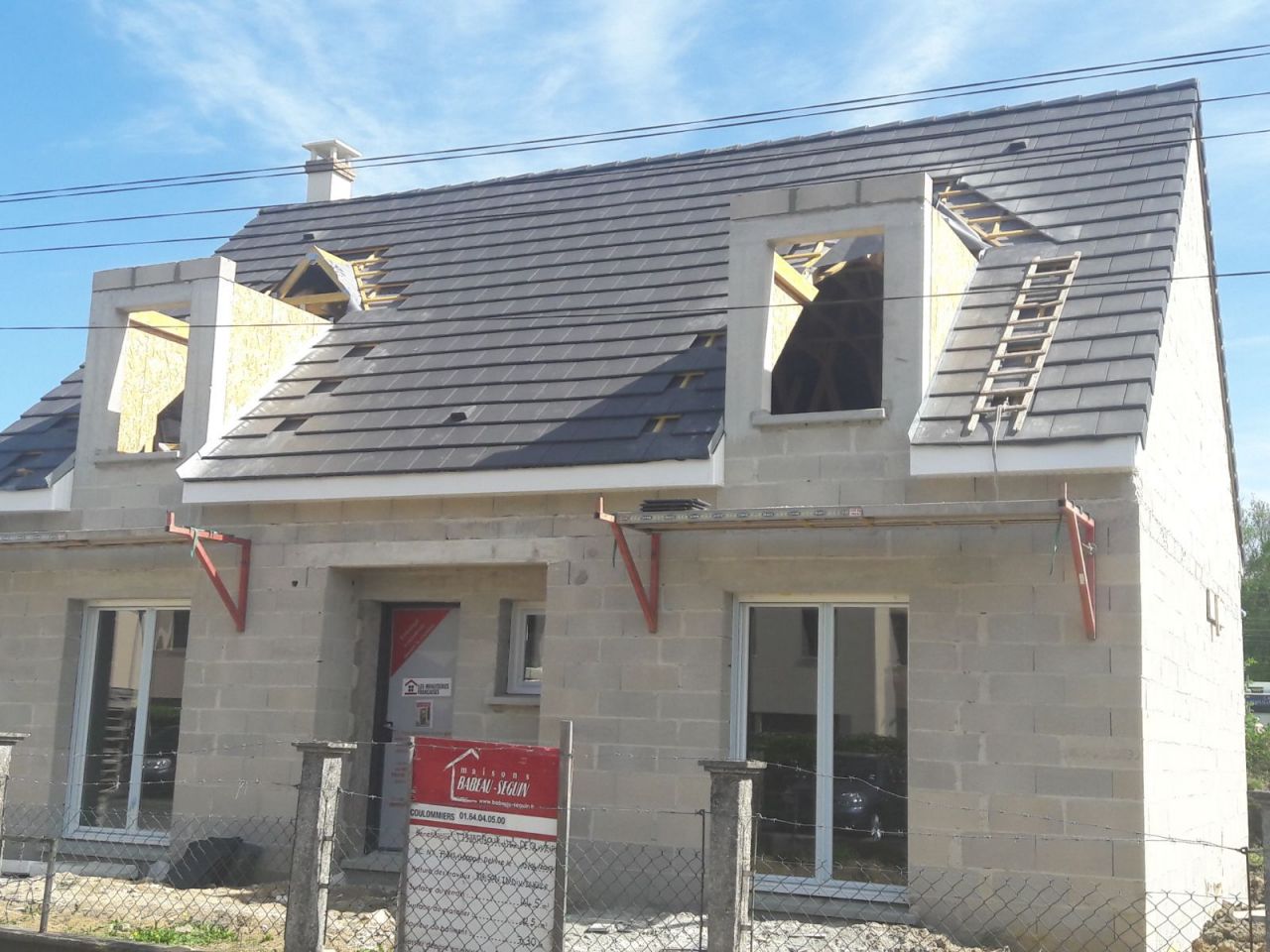 petit cafouillage dans la pose de la toiture des fenêtres en façade... tout a été retiré !!!