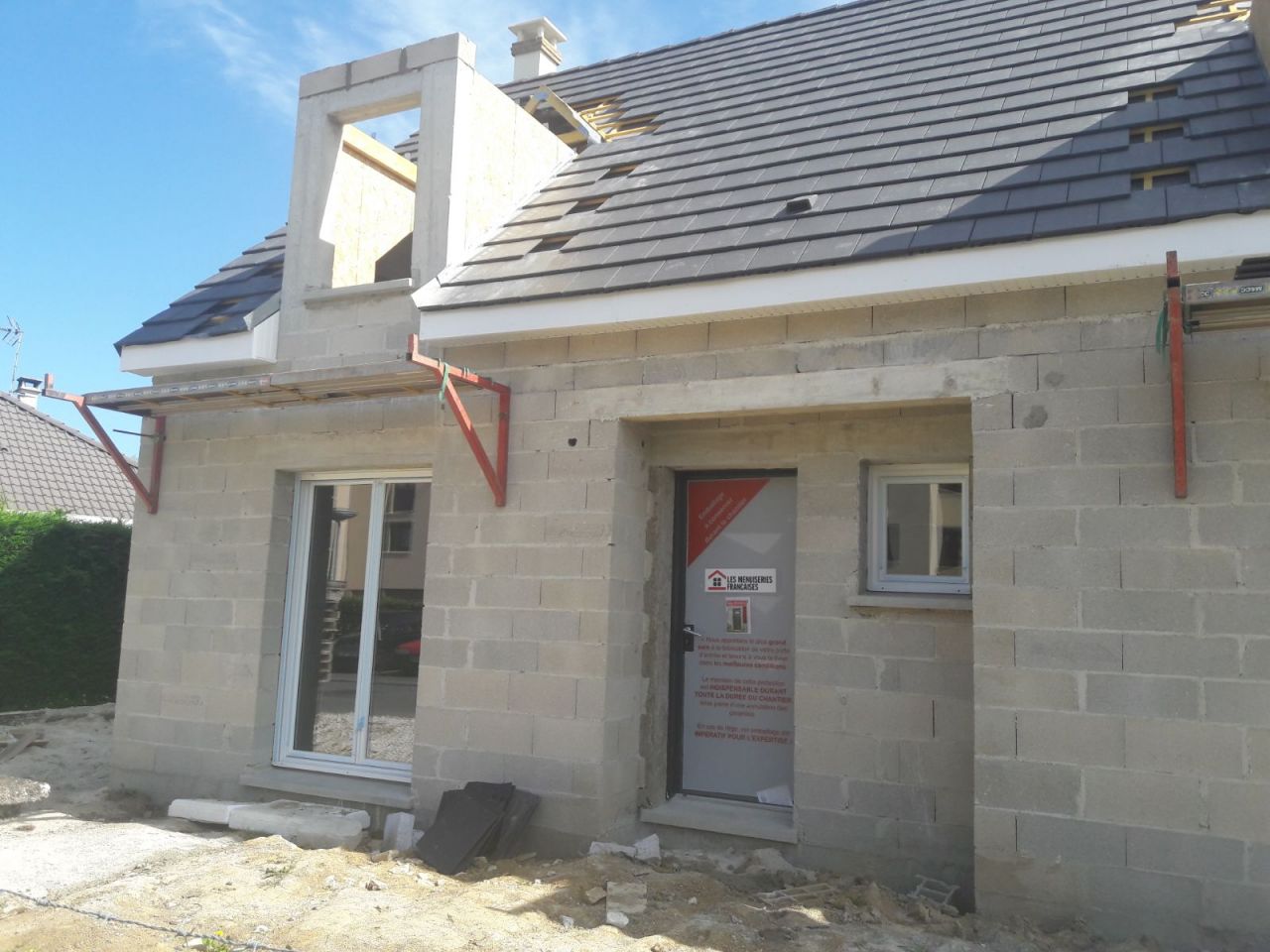 ca galère pour la pose de la toiture des fenêtre du haut...j'ai pas compris leur délire là..????!!!!