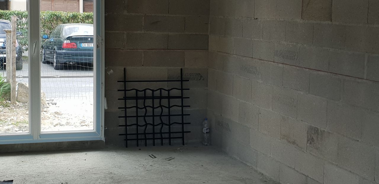 garde corps pour les fenêtres du haut... en cours d'installation