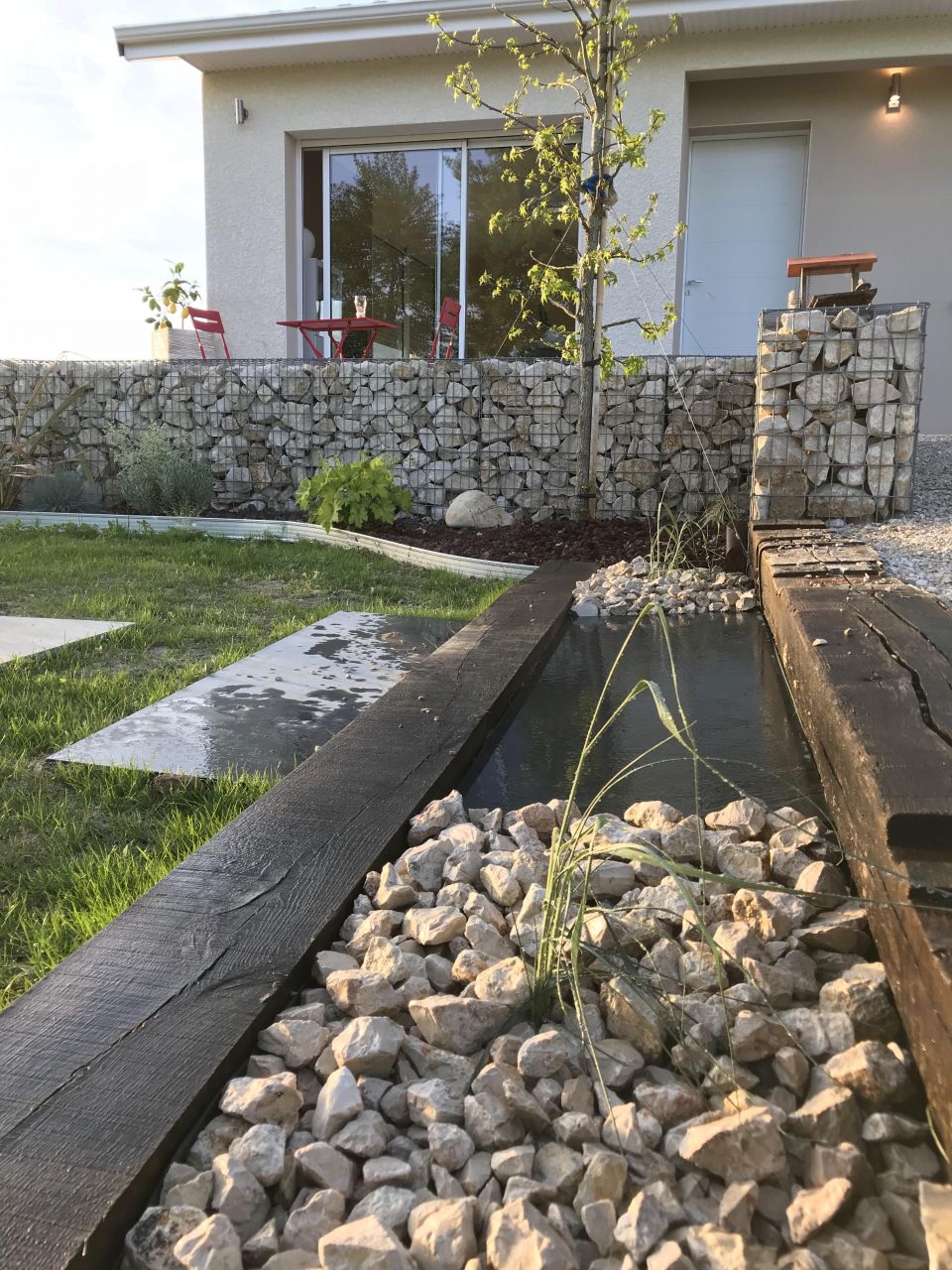 Plantation stipa paillage concassé calcaire blanc beige
