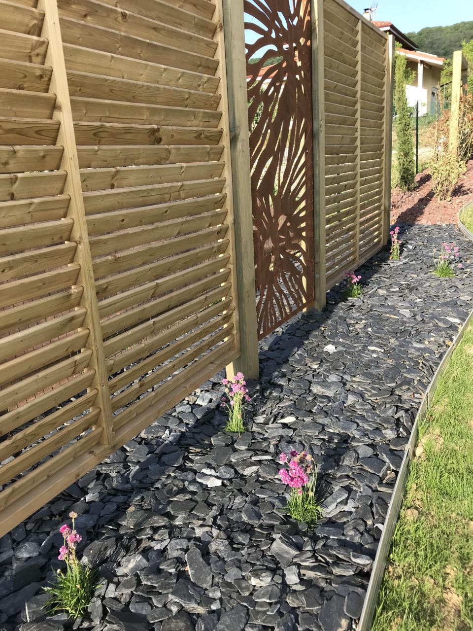 Plantation Armeria maritima paillis ardoise