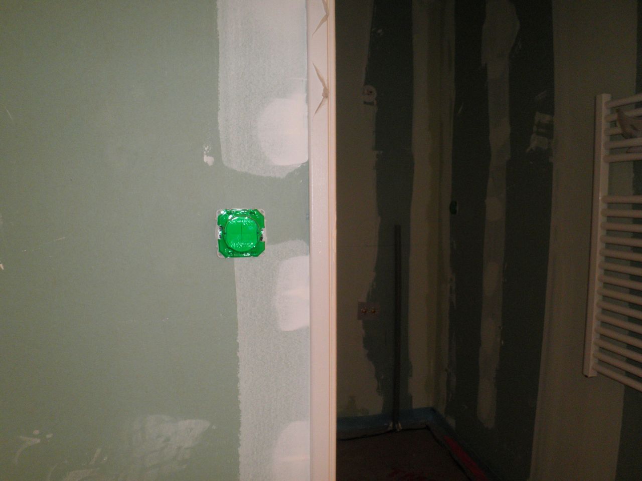 les interrupteurs des miroirs des salles d'eau se trouent dans les couloirs