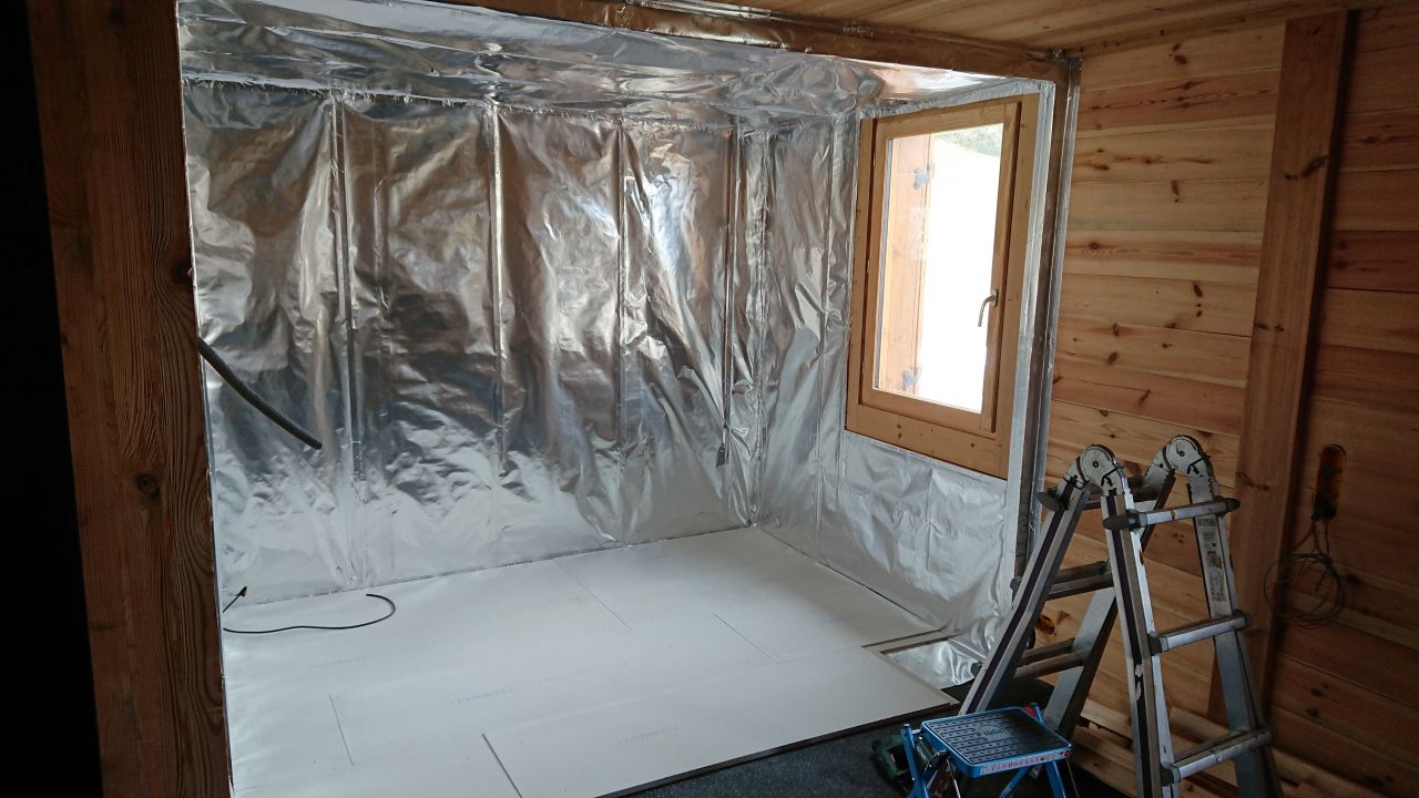 Voilà le futur sauna enrobé d'aluminium. Pas de difficulté particulière sauf que ça prend du temps. 1 journée de travail.
