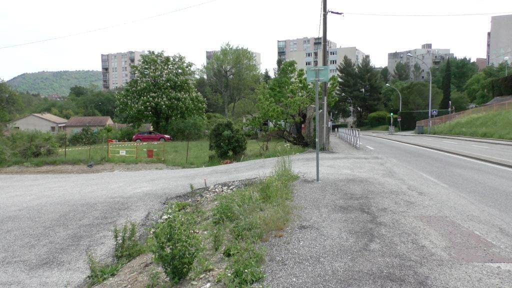 Les usagers du parking sont obligs de croiser les vhicules qui entrent et sortent pour communiquer avec le passage entre mon mur et le garde corps. Ils passent, plus loin, devant mon porche.