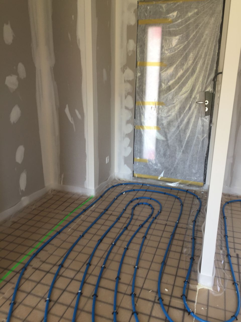 Pose des serpentins plancher chauffant