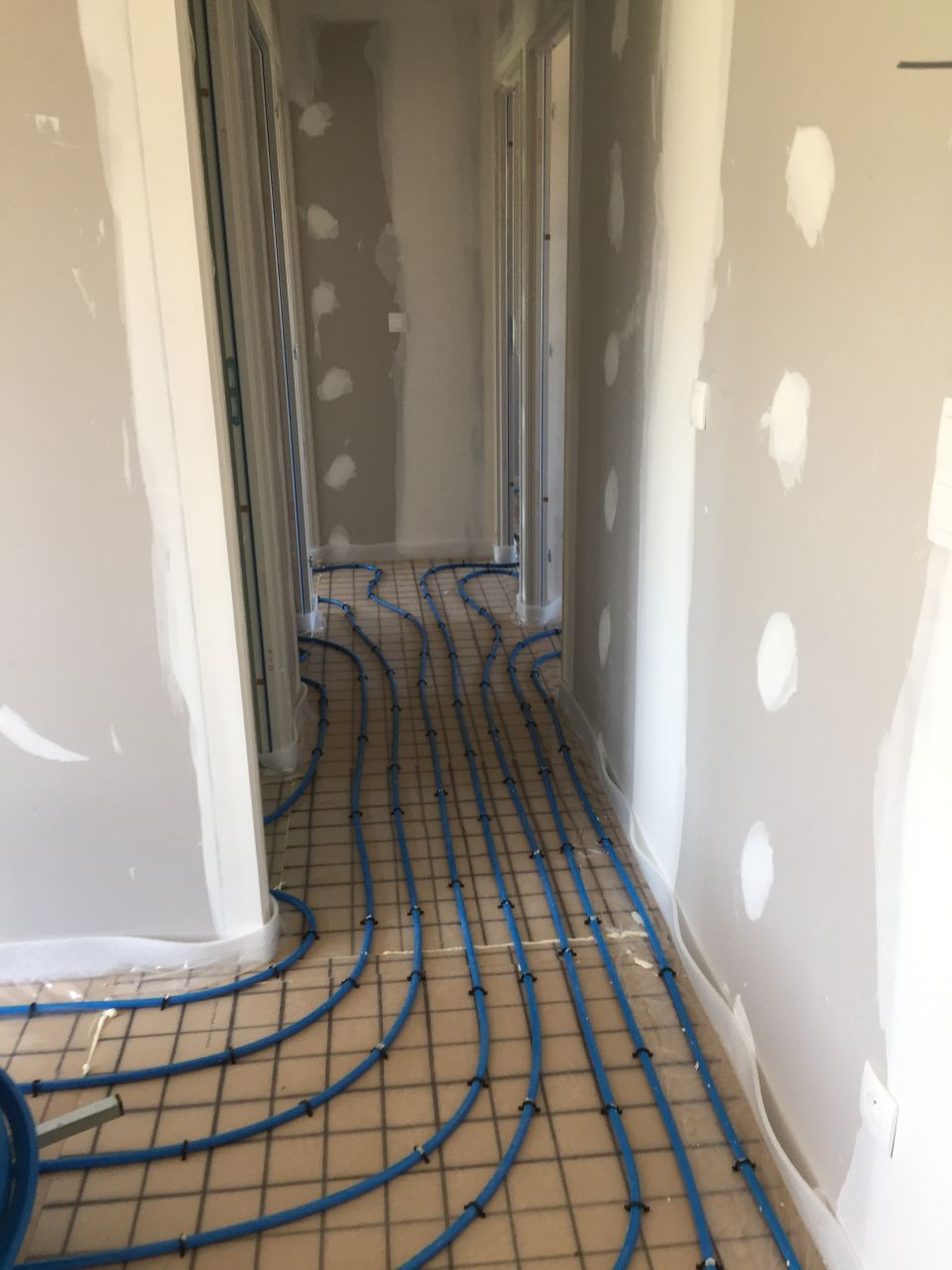 Pose des serpentins plancher chauffant