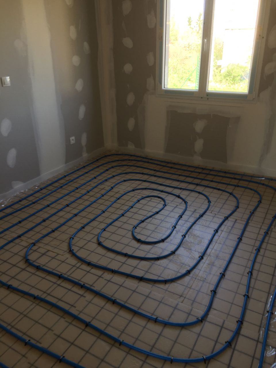 Pose des serpentins plancher chauffant