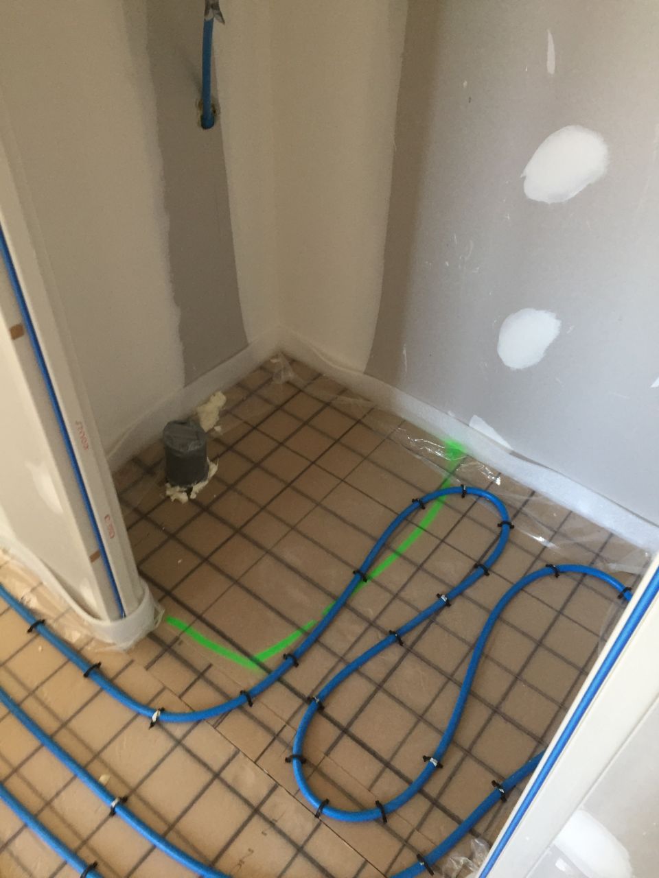 Pose des serpentins plancher chauffant