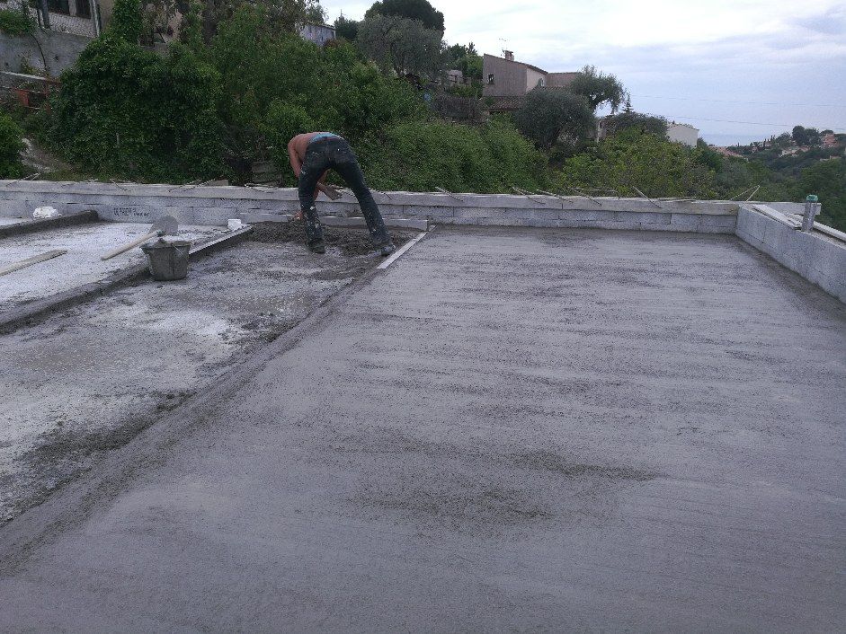 Réalisation de la forme de pente (2%) sur la toiture terrasse pour que l?eau ne stagne pas