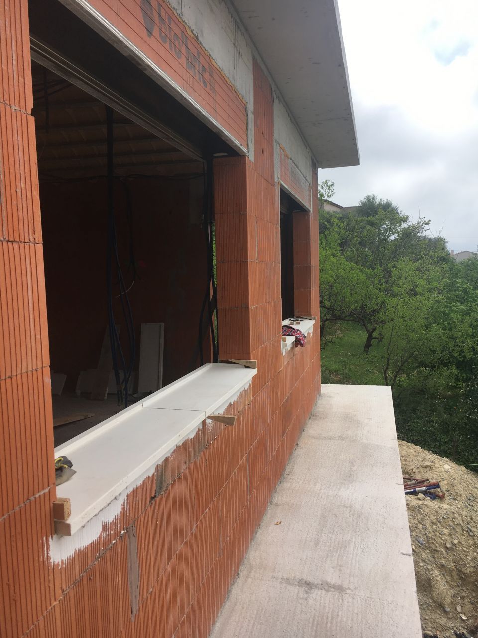 Pose des seuils de fenêtres béton