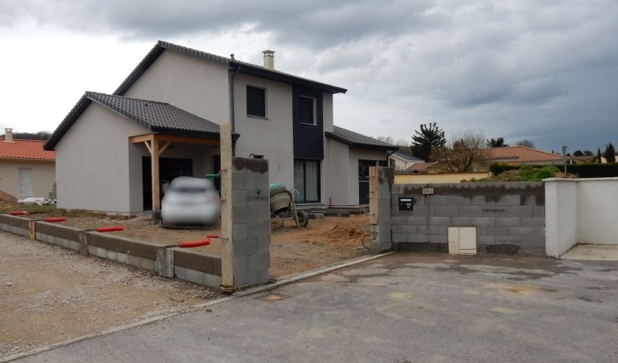 Réalisation du muret de clôture et des piliers de portail