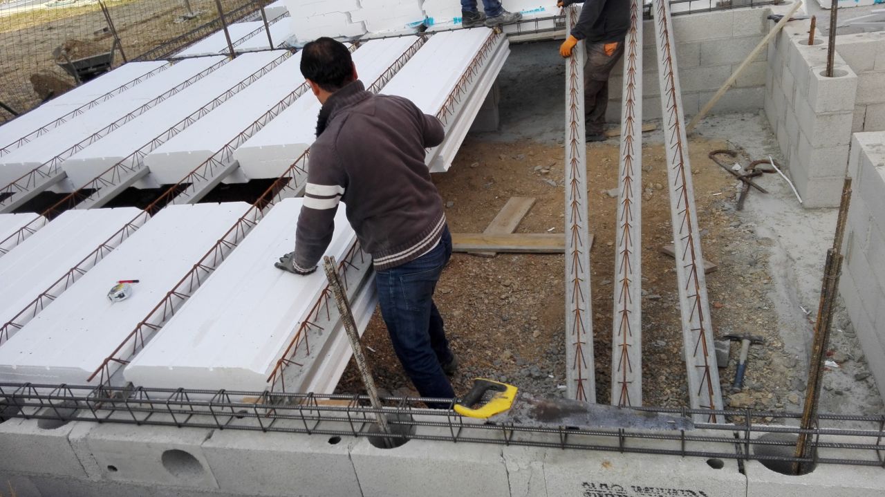 Mise en place des poutrelles et des hourdis pour le plancher du RDC