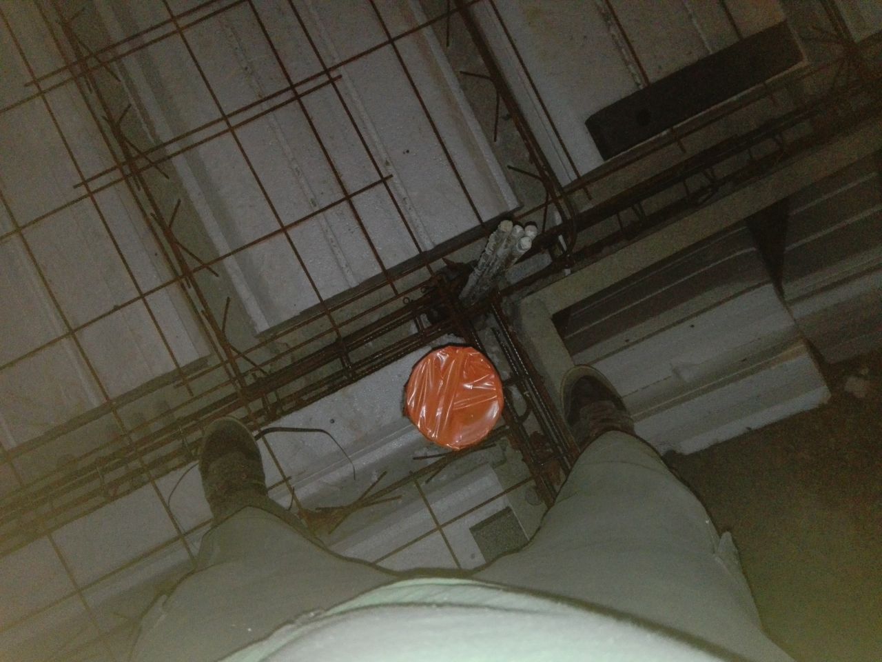 Résa pour chute évacuations R+1 (on est un peu trop près deu futur mur mais on a oublié de dire au maçon de décaler les poutrelles)