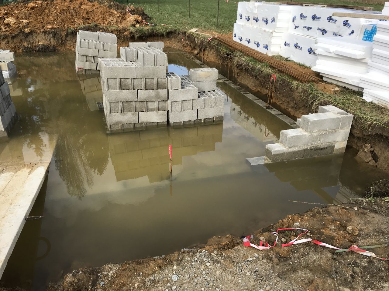 Dbut de pose du vide sanitaire et toujours la pluie et l'eau, c'est la piscine l 