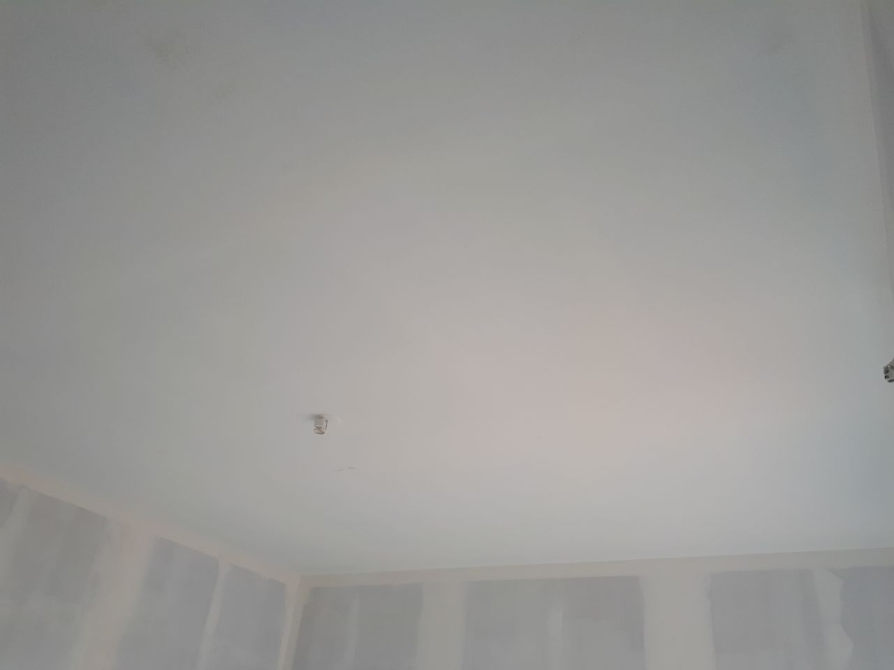 1ère couche au plafond de notre chambre