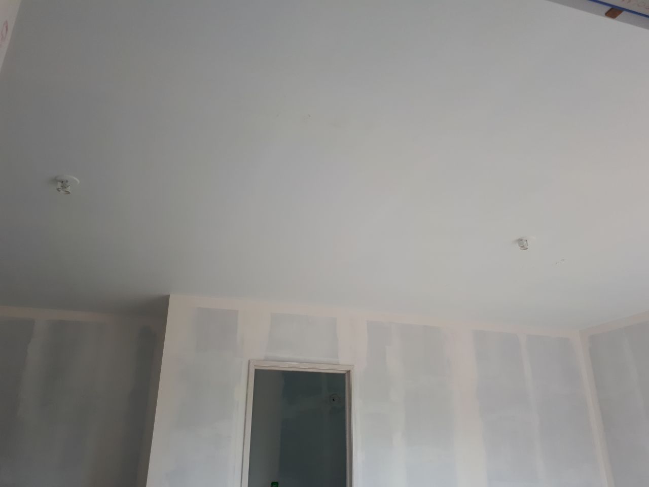 1ère couche au plafond de notre chambre
