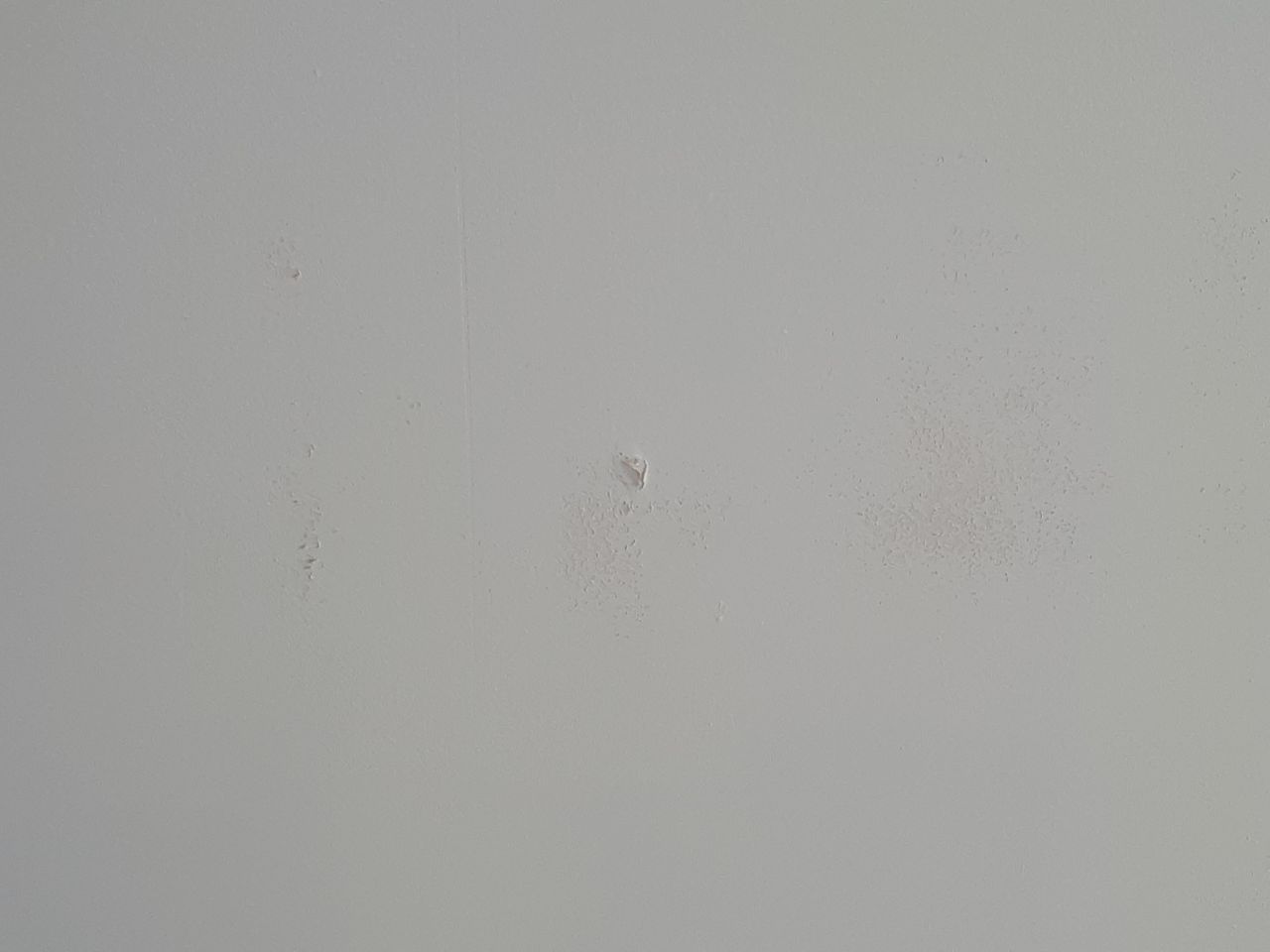 Cloque au niveau d'une bande lors du passage de la 1ère couche de peinture
