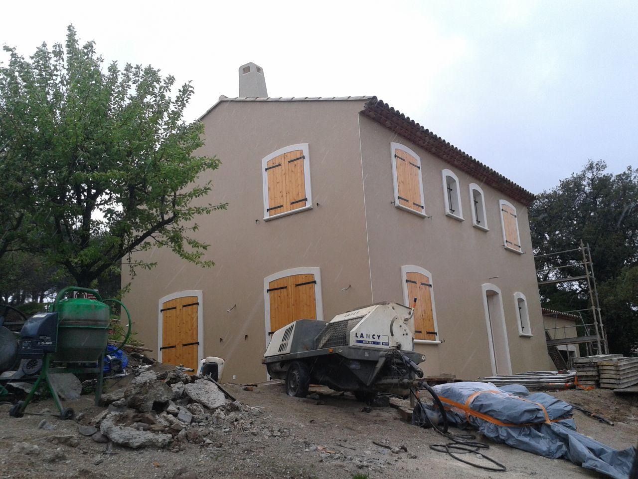 la finalisation du crépis a pris du temps, car il n'a cessé de pleuvoir...