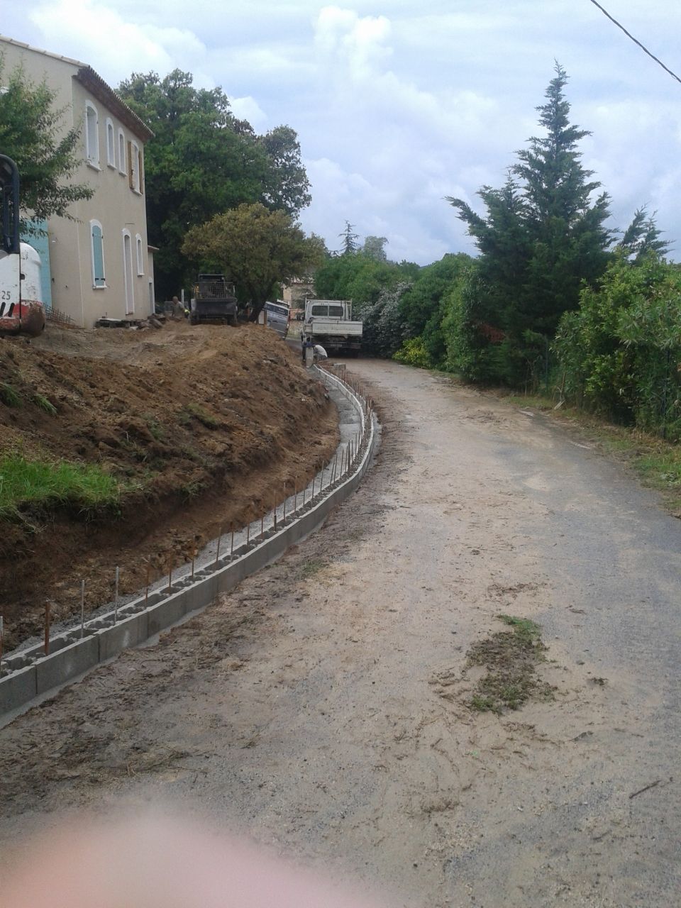 pose de la première rangée d'agglo directement dans le béton de la semelle...