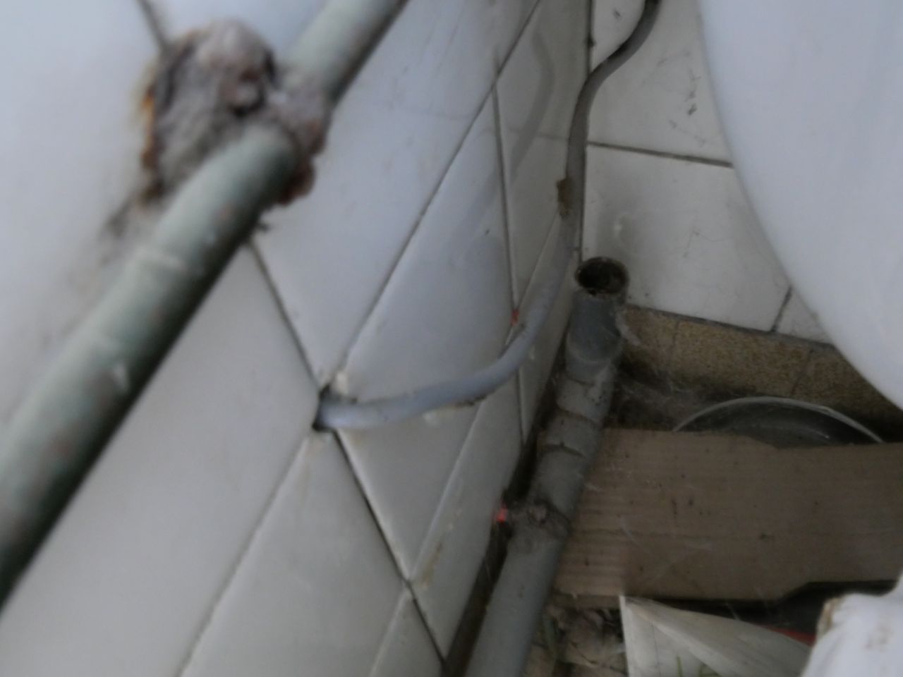 vu de ct avec les anciens tuyaux (il y a environ 20 cm entre le mur et le debut du tuyau d'vacuation du wv) et en arrire plan le tuyau d'vacuation du sanibroyeur