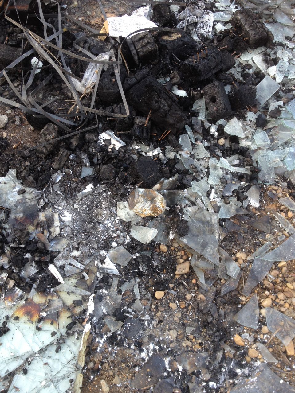 Des vieilles vitres dans un feu sur un chantier de maison neuve! Bien les maons... Faudra dire  ces mecs que le verre  fond! Et que cramer su polystyrne c'est pas super colo.