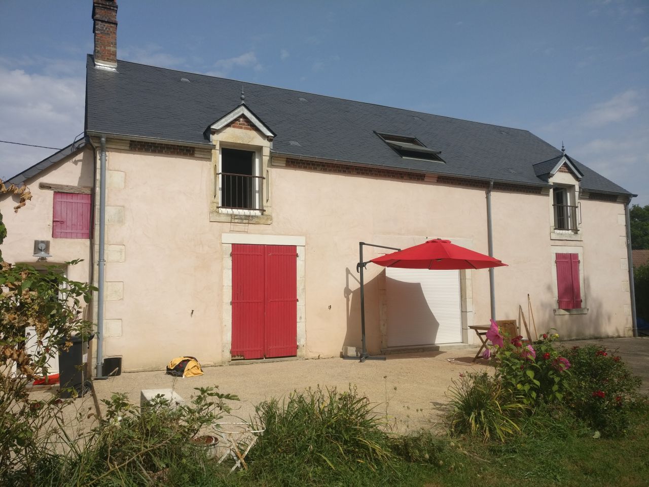 un parasol de chez Leroy pour aller avec les volets, un peu d'ombre bienvenue