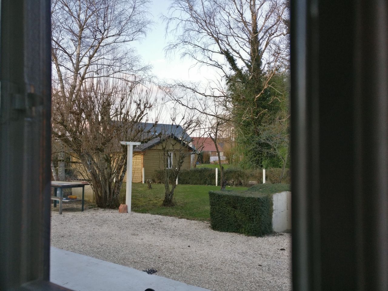 maison vue de chez le voisin qui nous offre le caf par ce temps de canard