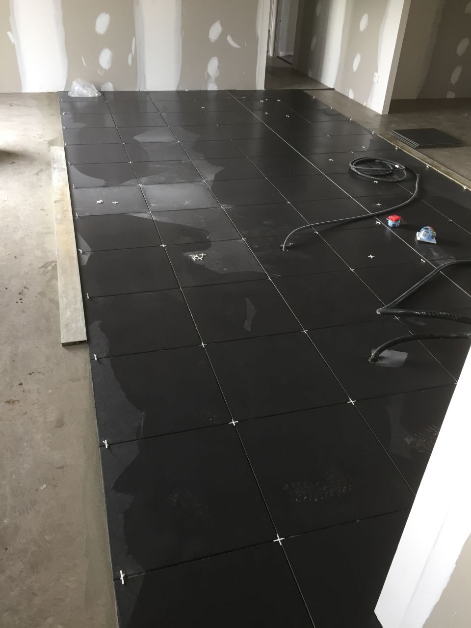 Premier jour de pose du carrelage ( pièce à vivre )