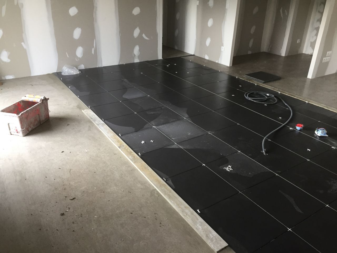 Premier jour de pose du carrelage ( pièce à vivre )