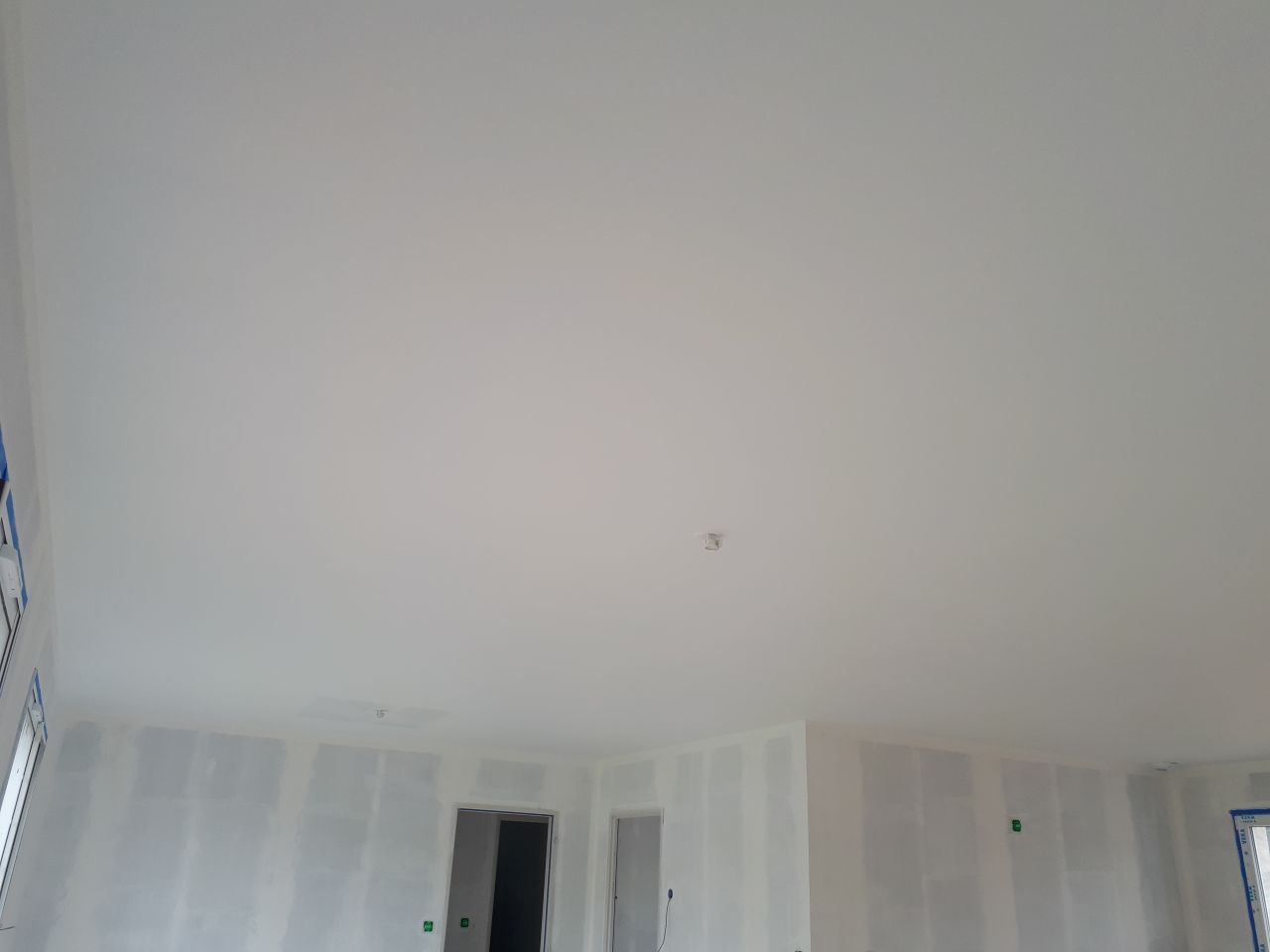 2ème couche de peinture au plafond du salon