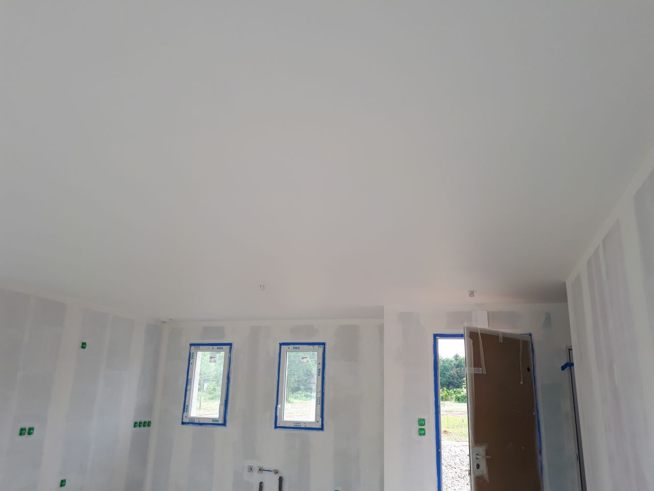 2ème couche de peinture au plafond du salon
