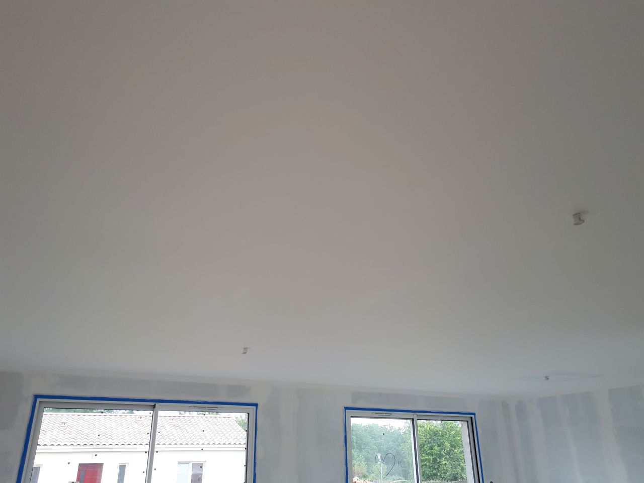 2ème couche de peinture au plafond du salon