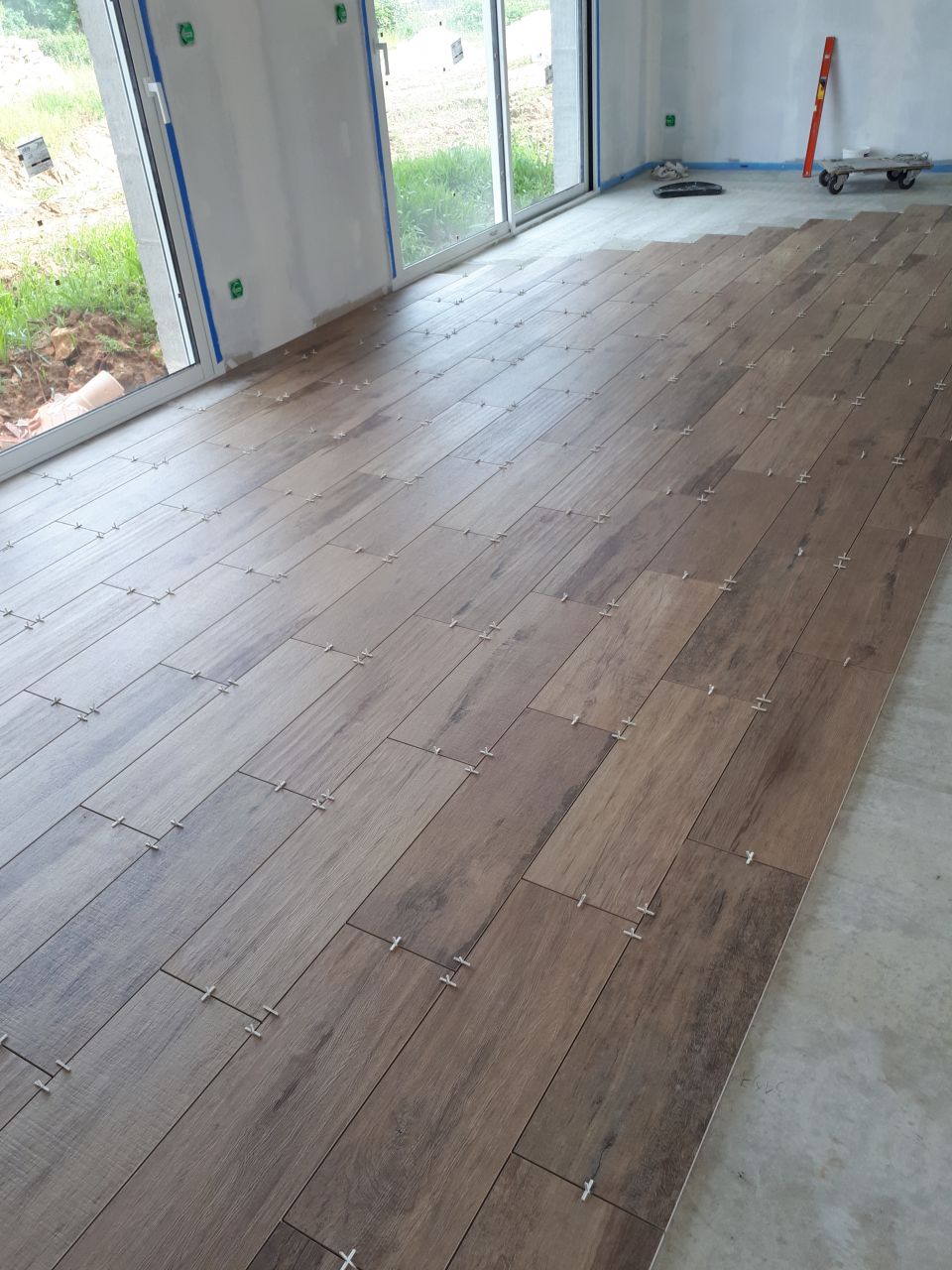 Début du carrelage - carrelage du salon imitation parquet