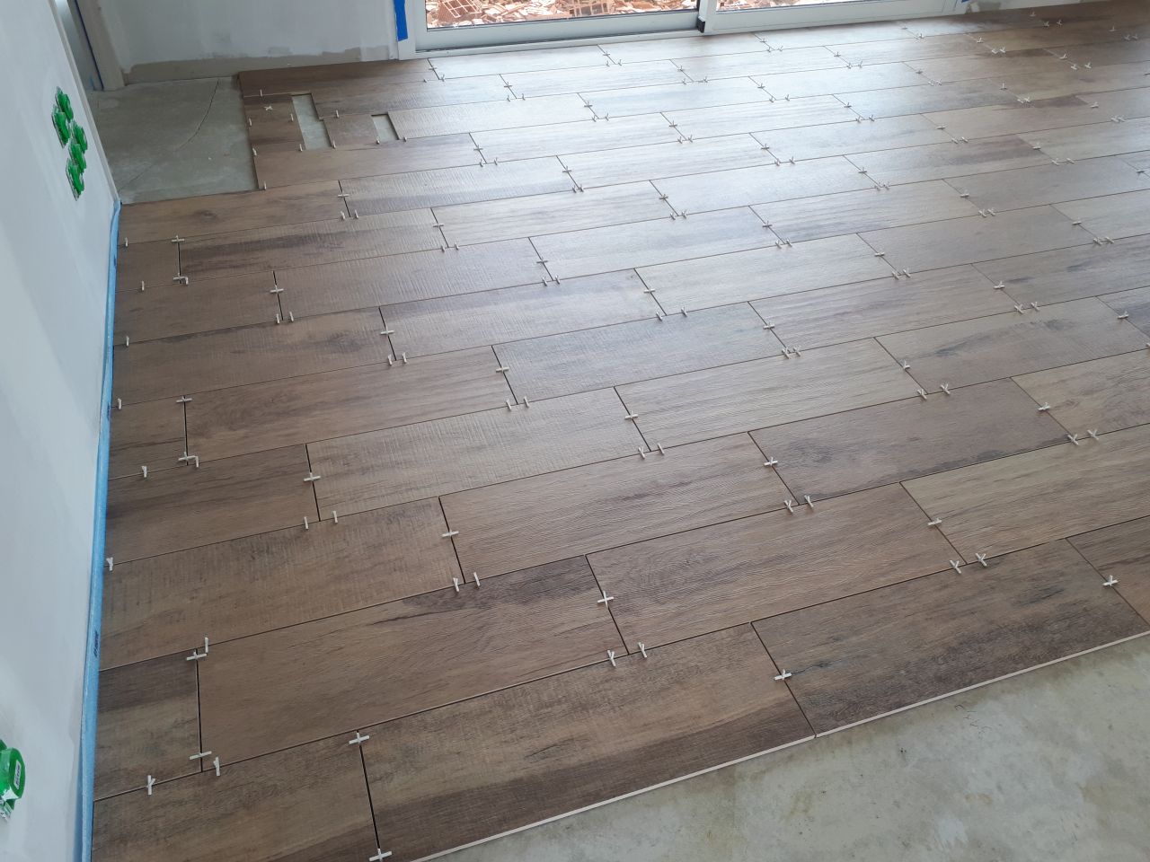 Début du carrelage - carrelage du salon imitation parquet