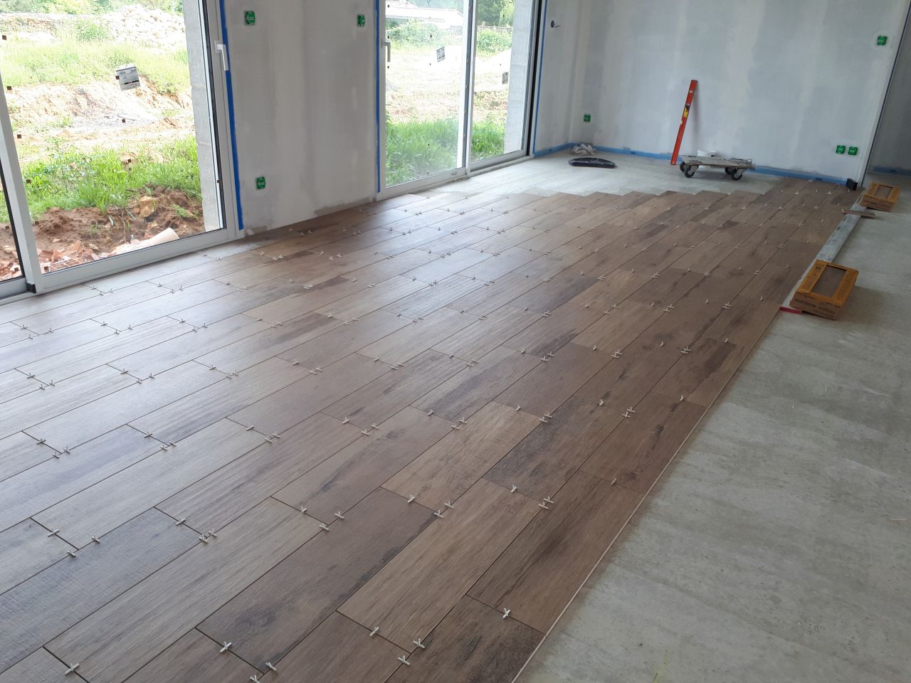 Début du carrelage - carrelage du salon imitation parquet
