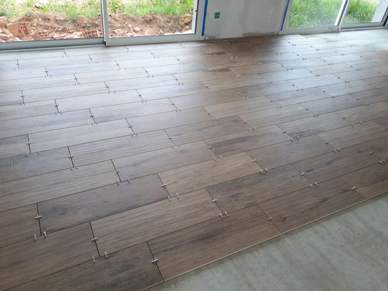 Début du carrelage - carrelage du salon imitation parquet
